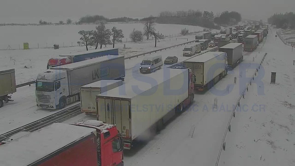 Sníh komplikuje dopravu. D1 blokoval kamion, policisté hlásí desítky nehod